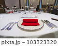 結婚式やパーティーのテーブルのフォークやナイフ 103323320