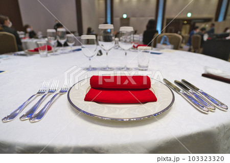 結婚式やパーティーのテーブルのフォークやナイフ 103323320