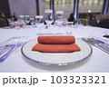 結婚式やパーティーのテーブルのフォークやナイフ 103323321