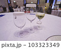 結婚式やパーティのテーブルの上のワイン・シャンパン 103323349