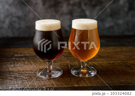 グラスビール　エールビールと黒ビール　クラフトビール 103324082