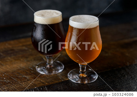 グラスビール　エールビールと黒ビール　クラフトビール 103324086
