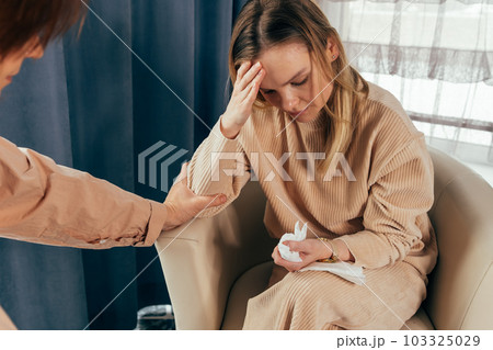 Psychologist takes notes to ensure that therapy remains confidential. 103325029