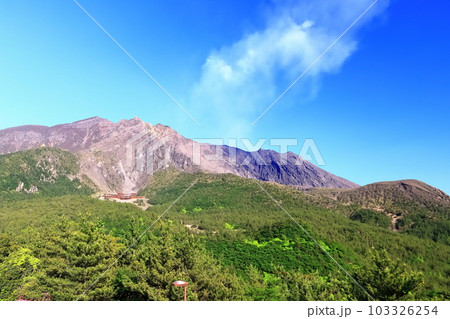 【鹿児島県】晴天の湯之平展望所から見た桜島の山頂(噴火口) 【鹿児島県】晴天の湯之平展望所から見た桜島の山頂(噴火口) 103326254