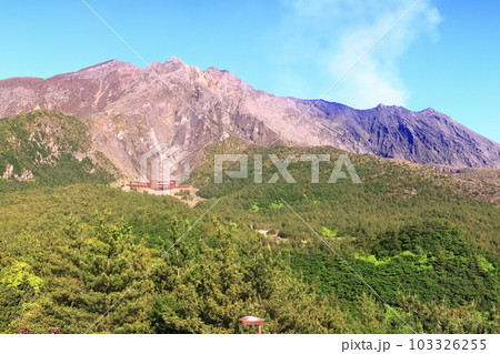 【鹿児島県】晴天の湯之平展望所から見た桜島の山頂(噴火口) 【鹿児島県】晴天の湯之平展望所から見た桜島の山頂(噴火口) 103326255