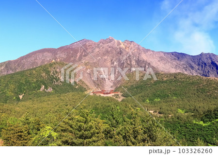【鹿児島県】晴天の湯之平展望所から見た桜島の山頂(噴火口) 【鹿児島県】晴天の湯之平展望所から見た桜島の山頂(噴火口) 103326260
