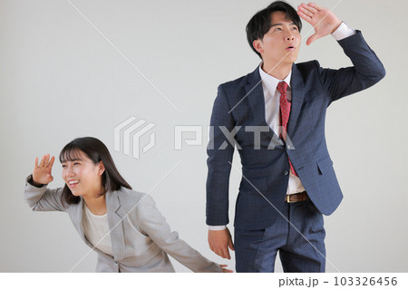 低い所を見るビジネスウーマンと高い所を見るビジネスマン_1 低い所を見るビジネスウーマンと高い所を見るビジネスマン_1 103326456