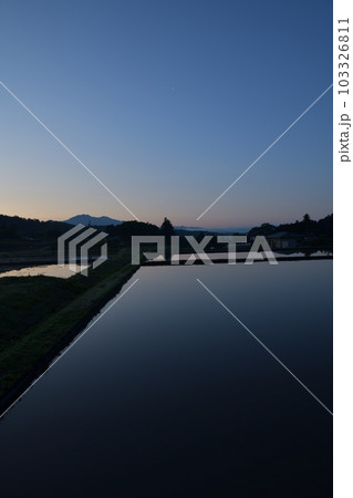 北杜市白州町、有明の月映す田植え前の水田の水面 103326811