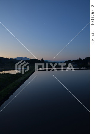 北杜市白州町、有明の月映す田植え前の水田の水面 103326812