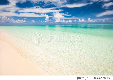 Beautiful sunny ocean beach, Maldives 103327015