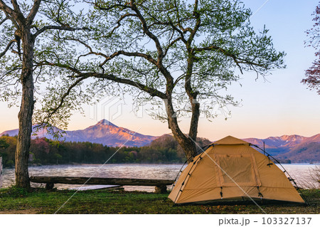 霧立つ桧原湖から磐梯山を望むキャンプ場の朝 103327137