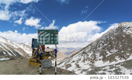 インド・ラダック地方 カルドゥンラからの眺望 / Khardung La Pass 103327530