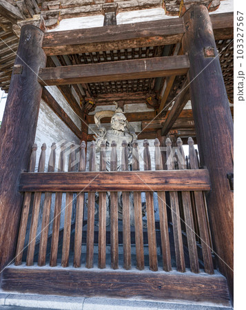 総本山仁和寺　二王門の仁王像（金剛力士像） 103327567