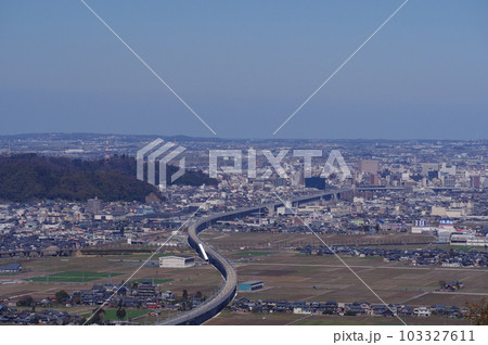 文殊山からの眺め　福井市中心部方向　建設中の北陸新幹線　2023年3月 103327611