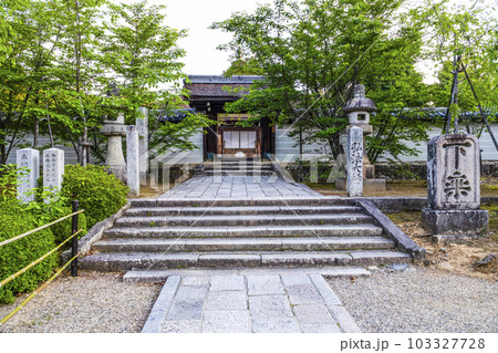 早朝の総本山仁和寺 御影堂中門 早朝の総本山仁和寺 御影堂中門 103327728