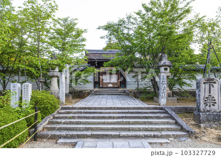 早朝の総本山仁和寺 御影堂中門 早朝の総本山仁和寺 御影堂中門 103327729