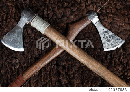 Viking battle axes crosse on sheep fur Viking battle axes crosse on sheep fur 103327888