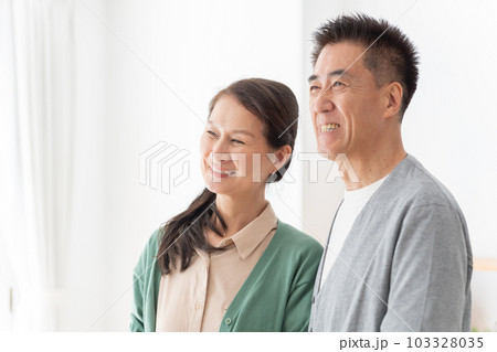 リビングにいる笑顔の高齢者夫婦 103328035