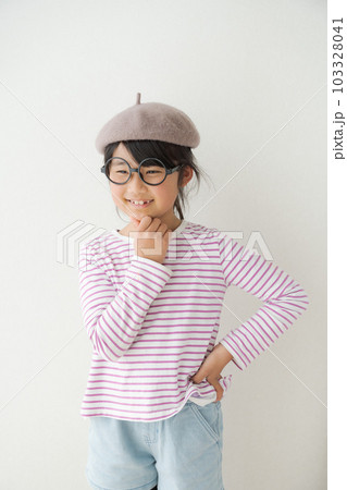 ベレー帽を被った女の子 103328041