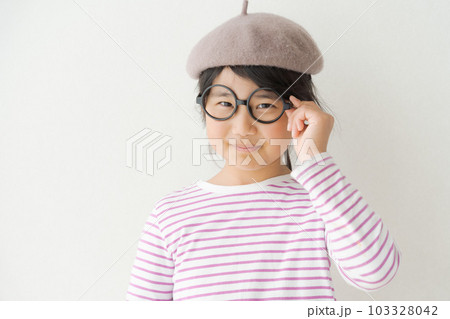 ベレー帽を被った女の子 ベレー帽を被った女の子 103328042