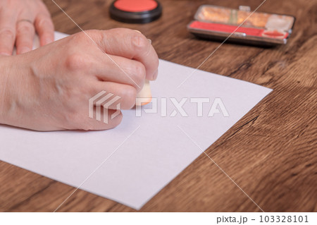 【判子を押す女性　ケース有り】 103328101