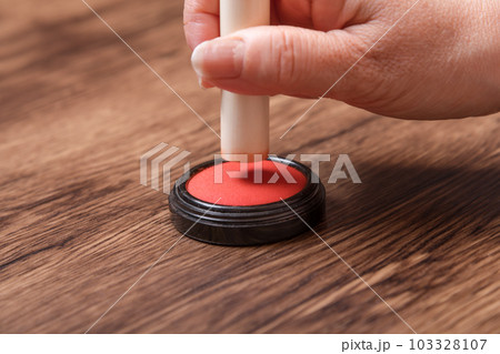 【判子に朱肉をつける女性】 【判子に朱肉をつける女性】 103328107