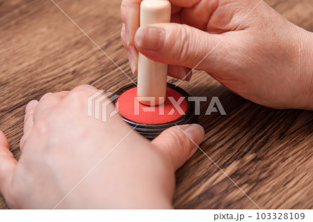 【判子に朱肉をつける女性】 【判子に朱肉をつける女性】 103328109