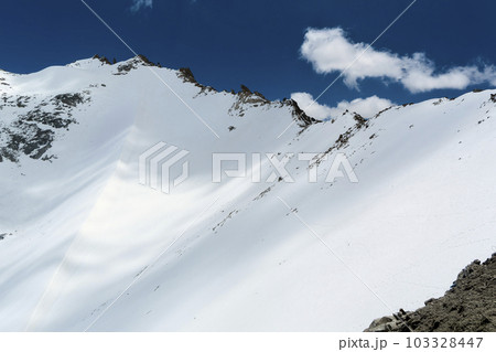 インド・ラダック地方 カルドゥンラの雪山 / Khardung La Pass 103328447