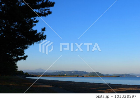 夕暮れの重富海岸(鹿児島県姶良市) 夕暮れの重富海岸(鹿児島県姶良市) 103328597