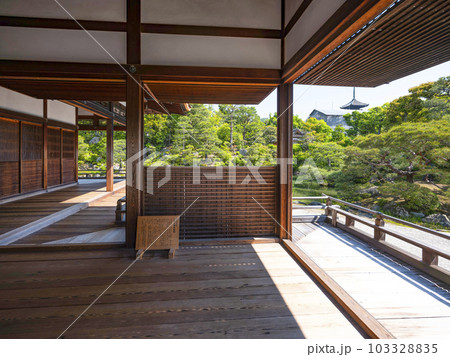 総本山仁和寺　宸殿と北庭 103328835