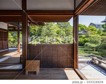 総本山仁和寺　宸殿と北庭 103328836