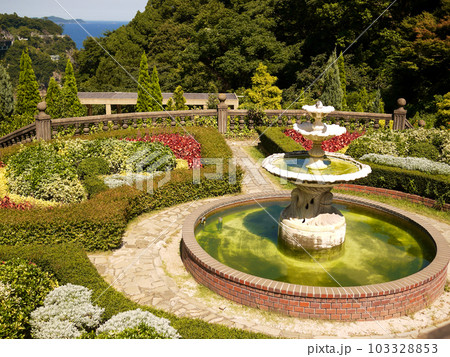 庭園の噴水の写真素材 [103328853] - PIXTA