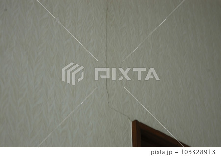 ひび割れた壁 ひび割れた壁 103328913
