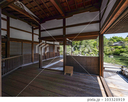 総本山仁和寺　宸殿と北庭 103328919