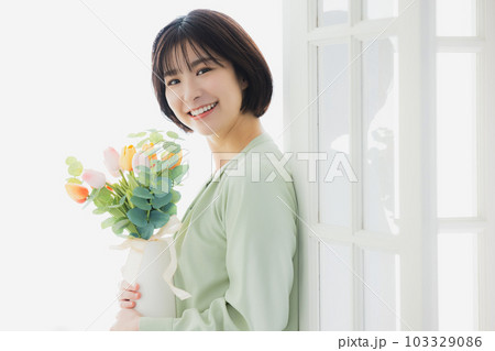 チューリップの花瓶を持つ女性 チューリップの花瓶を持つ女性 103329086
