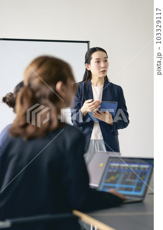 サラリーマン　ミーティング 103329117