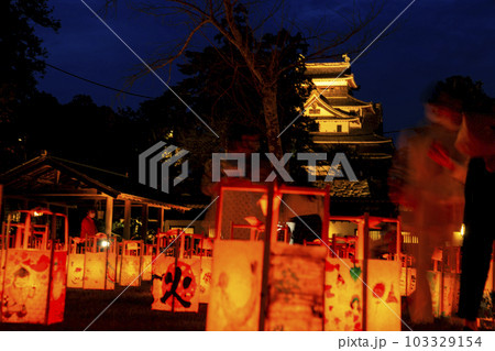 松江城水燈路　沢山の灯篭と松江城天守閣 103329154