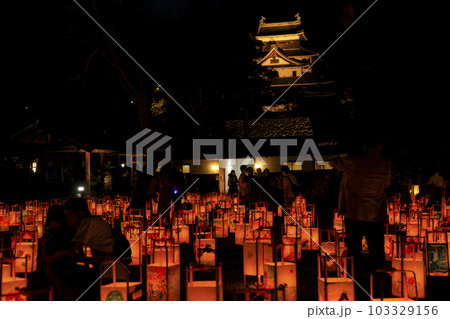 松江城水燈路　沢山の灯篭と松江城天守閣 103329156