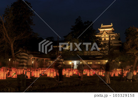 松江城水燈路 沢山の灯篭と松江城天守閣 松江城水燈路 沢山の灯篭と松江城天守閣 103329158
