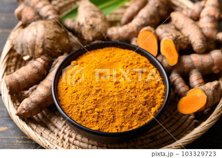 Turmeric powder and fresh turmeric (Curcuma, curcumin) Turmeric powder and fresh turmeric (Curcuma, curcumin) 103329723
