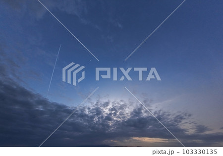 西から広がる暗雲に覆われる夕方の空と飛行機雲・春・超広角・空主体・230526pm 103330135