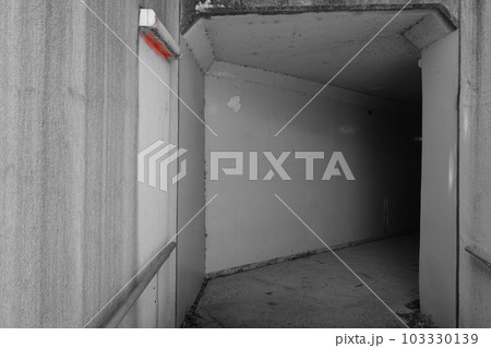 不気味な地下通路 103330139