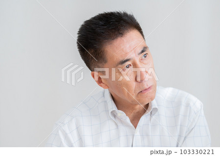見上げる高齢者男性 103330221