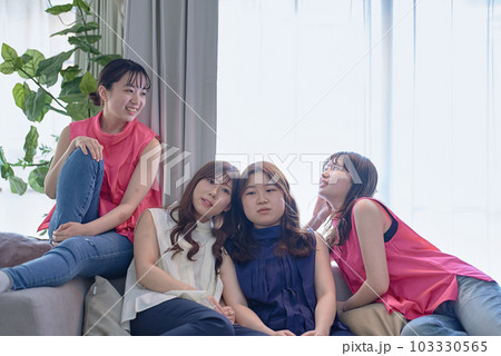 部屋でゆったりと過ごす女性4人 部屋でゆったりと過ごす女性4人 103330565