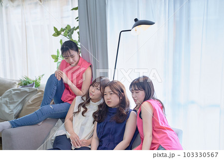 部屋でゆったりと過ごす女性4人 部屋でゆったりと過ごす女性4人 103330567