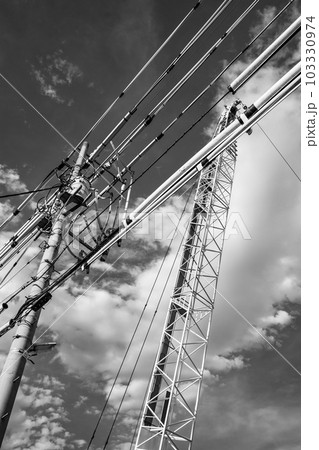 建設現場周辺の電線防護カバーと空に伸びるクレーン　b-6 モノクロ 103330974