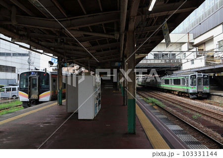長岡駅に停車中の上越線E127系(回送列車) 長岡駅に停車中の上越線E127系(回送列車) 103331144