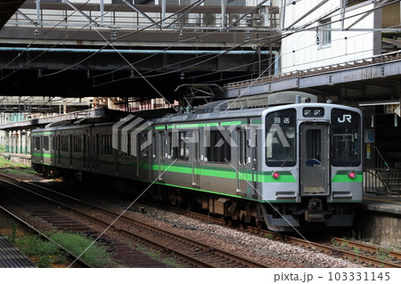 長岡駅に停車中の上越線E127系（回送列車） 103331145