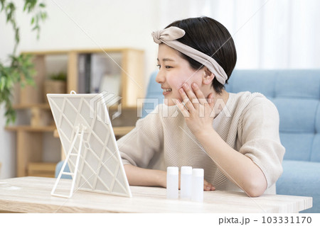 スキンケアをする若い女性 103331170