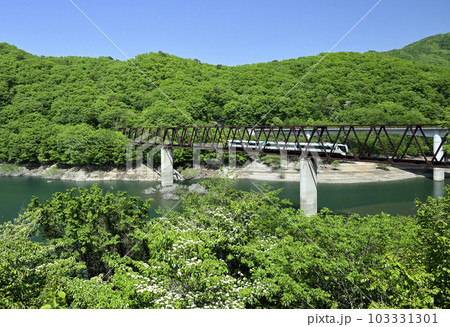 五十里湖を渡る会津鉄道 103331301